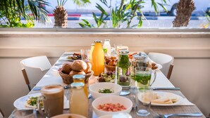 Et morgenbord med diverse retter, drikkevarer og tilbehør.