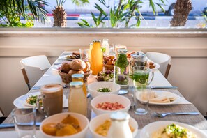 供应早餐和晚餐，地区菜