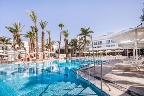 Outdoor pool, pool loungers - Astral Palma Hotel (Eilat)