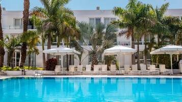 Outdoor pool, pool loungers