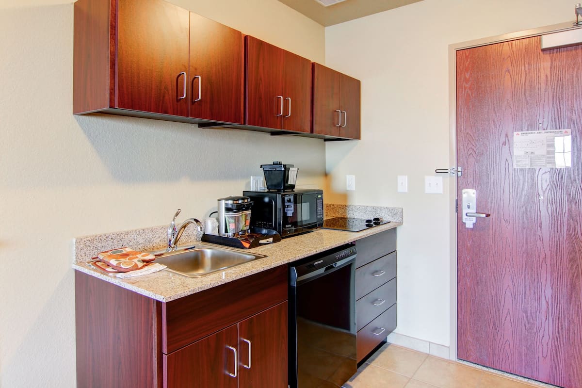 suite, multiple beds, accessible, non smoking | private kitchenette | fridge, microwave, coffee/tea maker