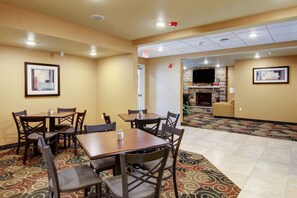 Free daily full breakfast - Cobblestone Inn & Suites - Steele (Steele)