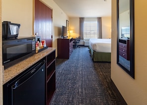 Room, 1 King Bed, Non Smoking | Premium bedding, down comforters, pillowtop beds, desk