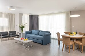 มินิบาร์, ตู้นิรภัยในห้องพัก, โต๊ะทำงาน, ผ้าม่านกันแสง