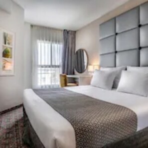 Een minibar, een kluis op de kamer, een bureau, verduisterende gordijnen