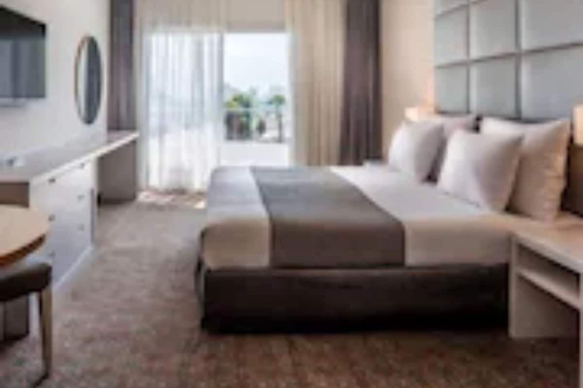 Superior Room | Minibar, in-room safe, desk, blackout drapes