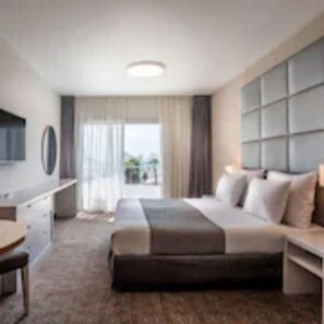 高级房 | 迷你吧、客房内保险箱、办公桌、遮光窗帘