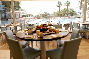 Breakfast, lunch, dinner and brunch served - Astral Nirvana Suites (Eilat)