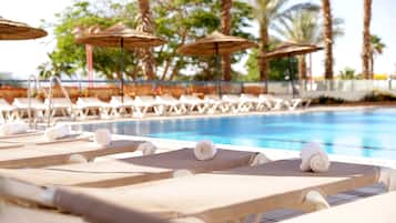 Una piscina techada, 2 piscinas al aire libre