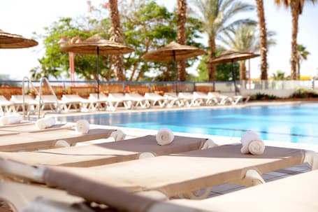 Una piscina techada, 2 piscinas al aire libre