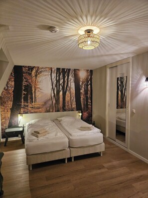 Family Room | Minibar, desk, blackout drapes, free WiFi - Hotel Arcense Herberg (Arcen)