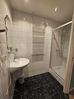Minibar, escritorio, cortinas blackout y wifi gratis