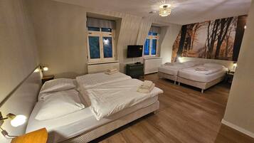 Een minibar, een bureau, verduisterende gordijnen, gratis wifi