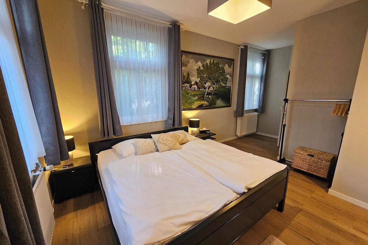 Economy Twin Room | Bar mini, meja, langsir/tirai gelap terus, Wi-fi percuma