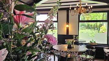 朝食、ランチ、ディナーに営業 (郷土料理)