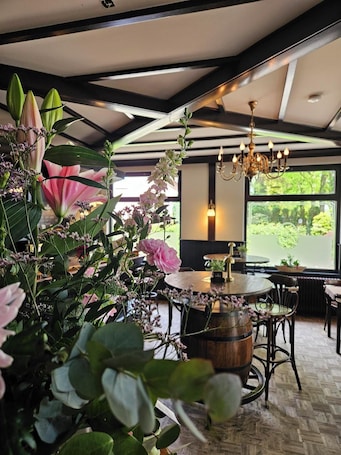 供应早餐、午餐和晚餐,地方菜. 阿森斯赫伯酒店