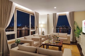 Suite ejecutiva | Zona de estar | Una televisión LCD, una chimenea, películas de pago, suelo radiante