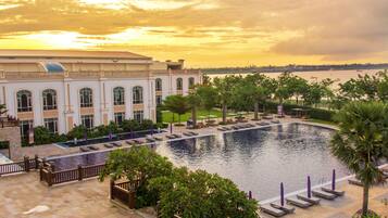 2 albercas al aire libre, sombrillas en la alberca y camastros