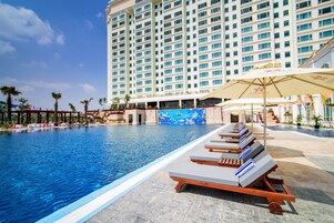 2 piscinas al aire libre, sombrillas, tumbonas