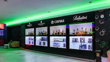 Una licorería con estantes llenos de bebidas alcohólicas y un reloj en la pared.