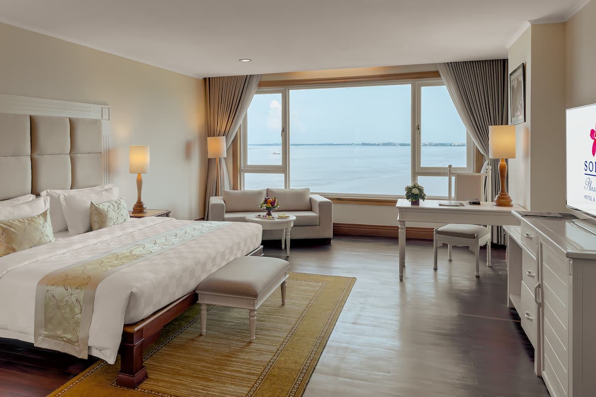 Premier Double or Twin Room | Minibar, in-room safe, desk, laptop workspace
