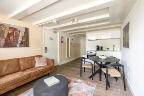 32-inch flat-screen TV with cable channels, LCD TV - Amsterdam Dockside Flats (Amsterdam)