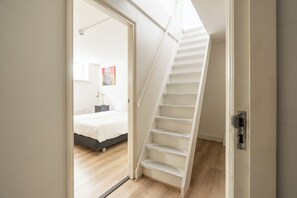 Ropa de cama de alta calidad y caja de seguridad en la habitación 