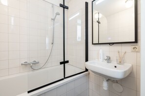 1 Bedroom Apartment | Salle de bain | Douche, séchoir à cheveux, serviettes fournies