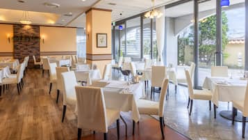 2 restaurants; breakfast, lunch and dinner served