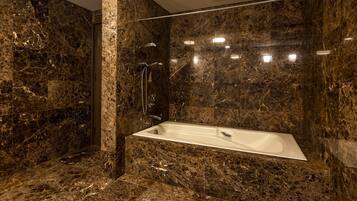 Suite | Baño | Artículos de higiene personal gratuitos, secador de pelo y albornoces