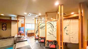 2 restaurants; breakfast, lunch, and dinner served