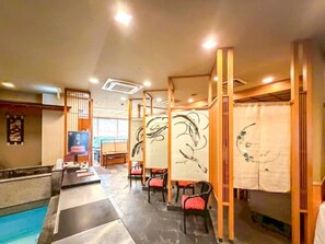 2 restaurants servant le petit déjeuner, le déjeuner et le dîner