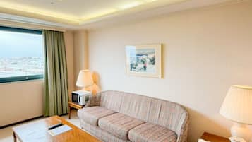 Suite | Desk, iron/ironing board (on request), free WiFi, bed sheets
