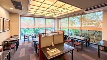 2 restaurants; breakfast, lunch, and dinner served