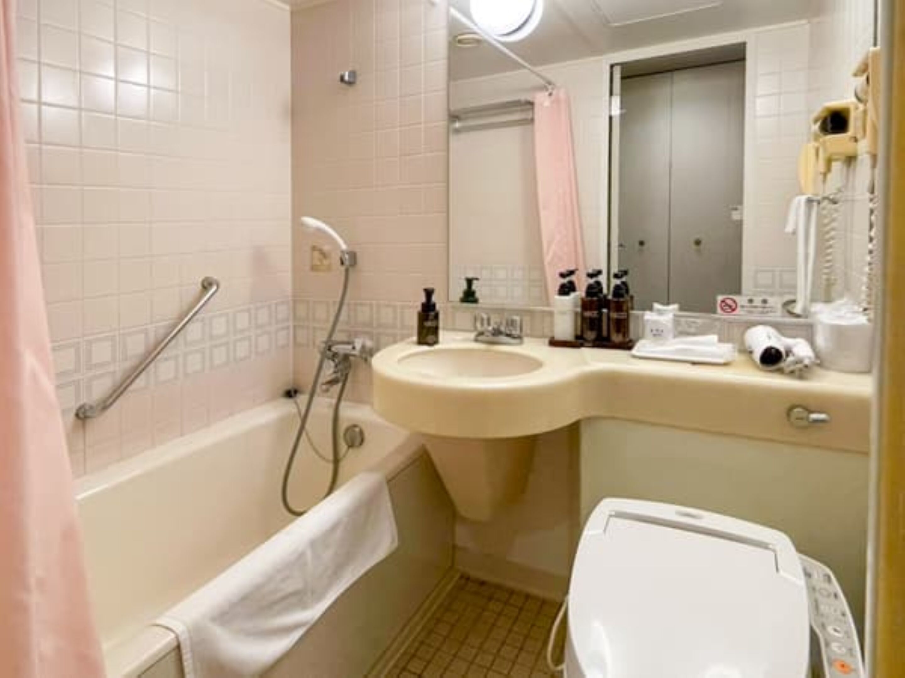 Single Room | Bathroom | Free toiletries, hair dryer (on request), bathrobes, slippers