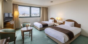 Meja, seterika/papan seterika, katil bayi/kot (percuma) 