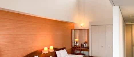 Executive Twin Room | Desk, iron/ironing board (on request), WiFi (free), bed sheets