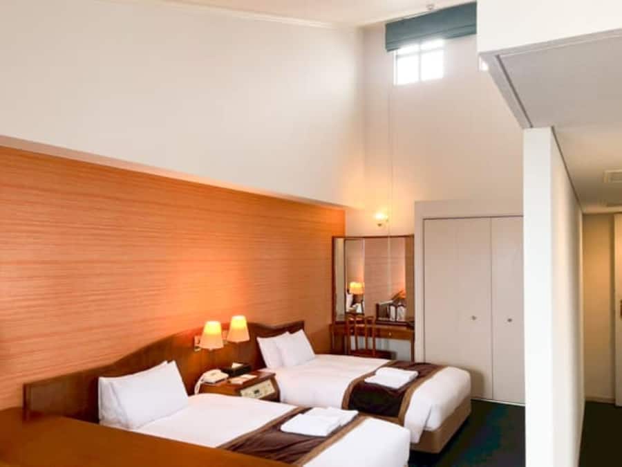Executive Twin Room | Desk, iron/ironing board (on request), WiFi (free), bed sheets