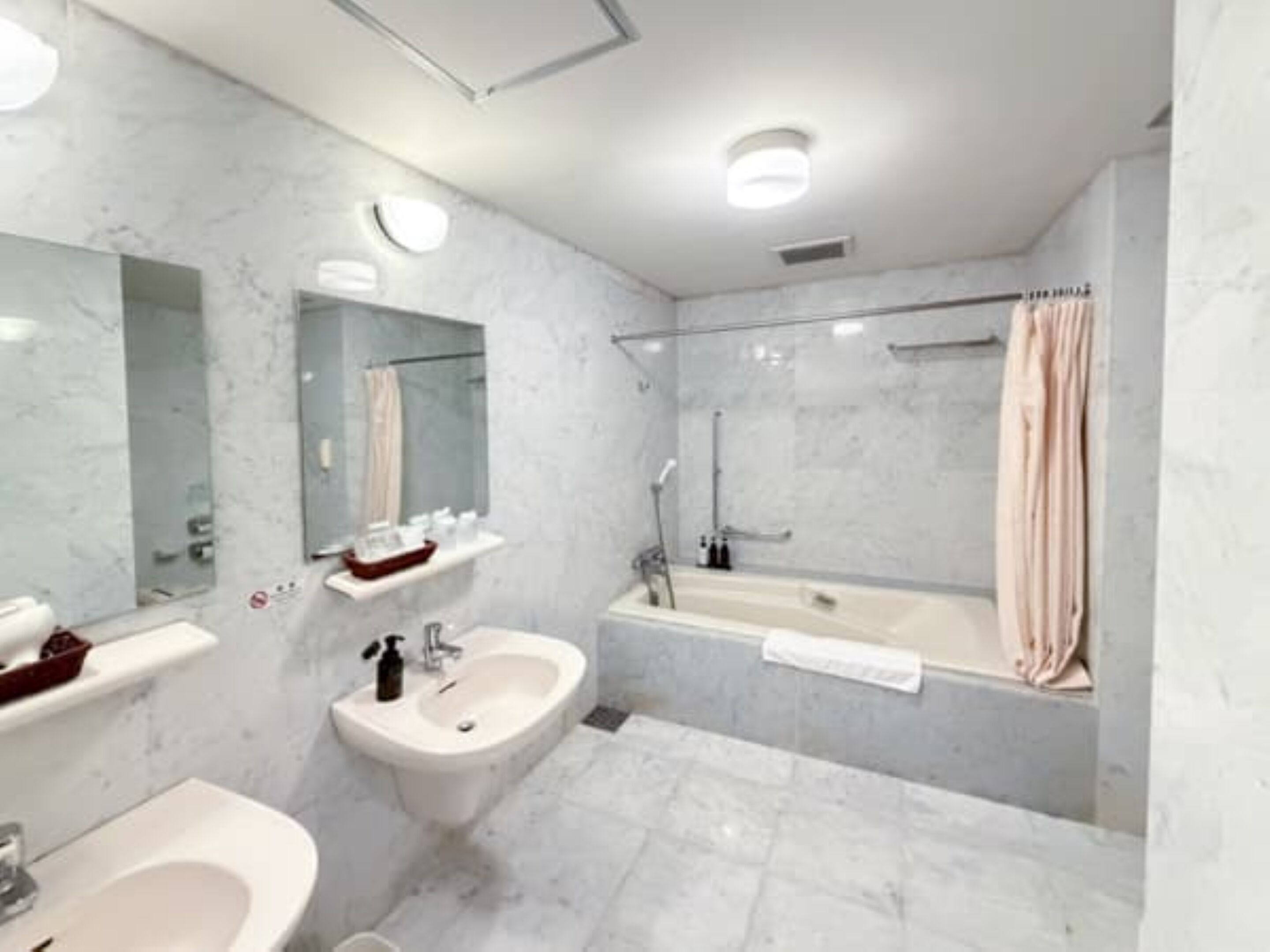 Economy Suite | Bathroom | Free toiletries, hair dryer (on request), bathrobes, slippers