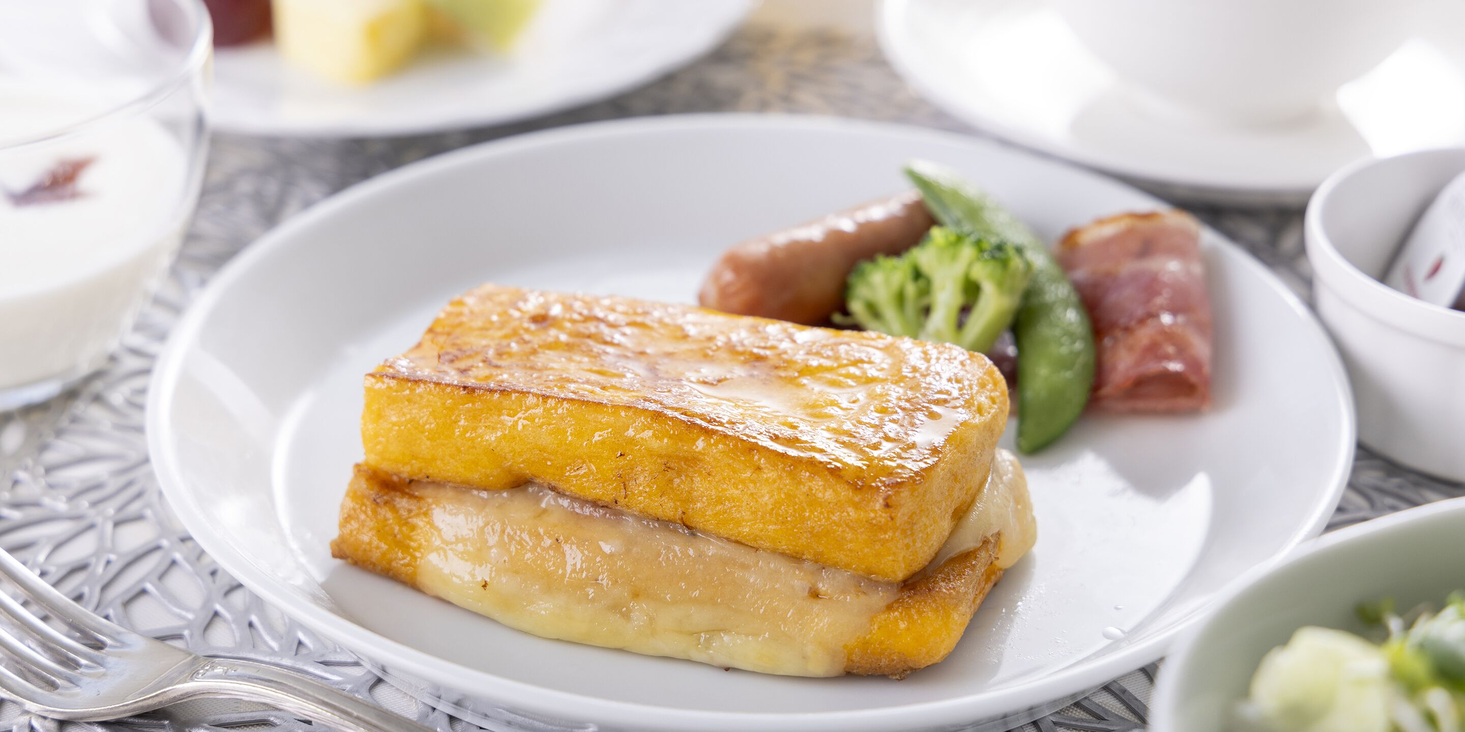 2 restaurants, breakfast, lunch, dinner served; spanish cuisine