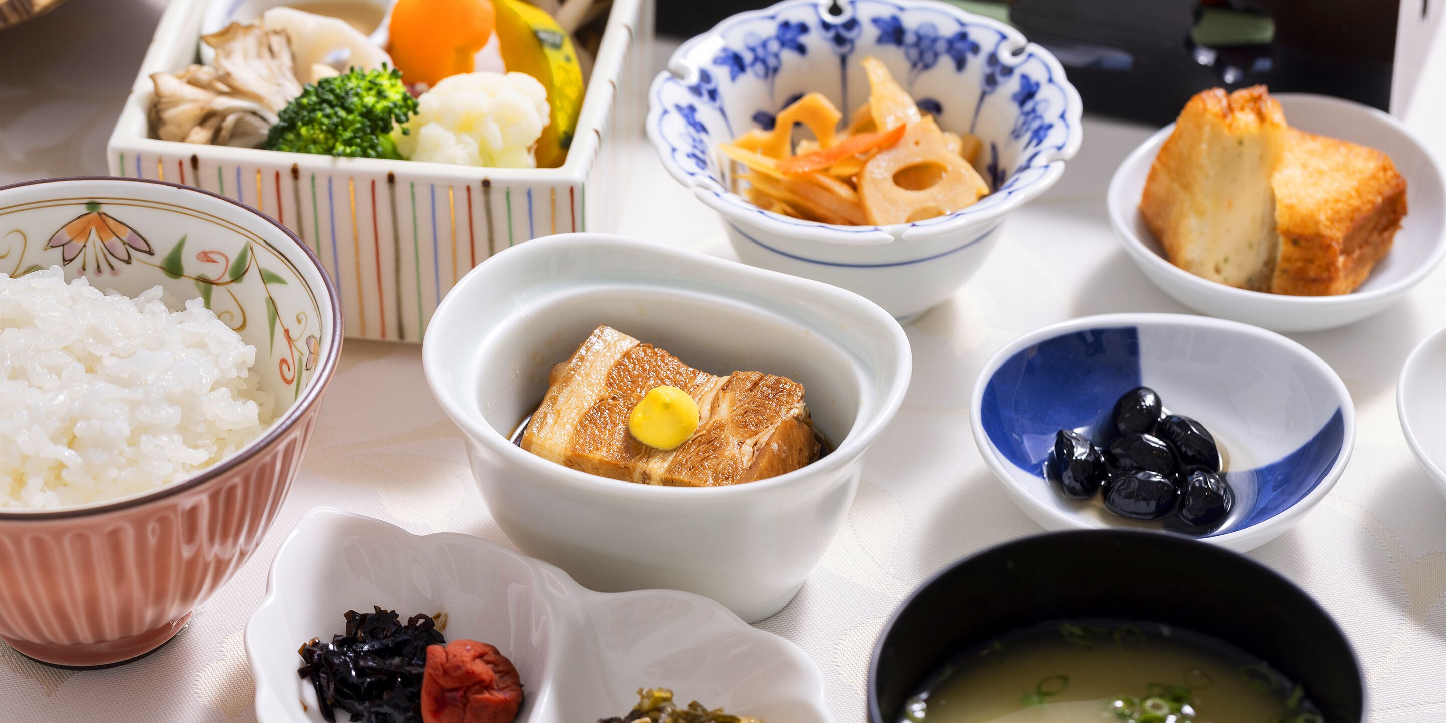 2 restaurants, breakfast, lunch, dinner served; spanish cuisine