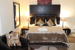 Family Room | In-room safe, free WiFi, bed sheets - African Footprints Lodge (Bloemfontein)