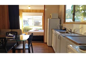 Standard Studio | In-room dining - Discovery Parks - Mornington (Mornington)