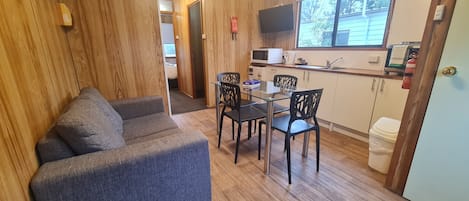 Cabaña económica | Servicio de comidas en la habitación