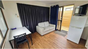 1 غرفة نوم وبديكورات فريدة لكل غرفة وطراز فريد لكل وحدة وستائر تعتيم