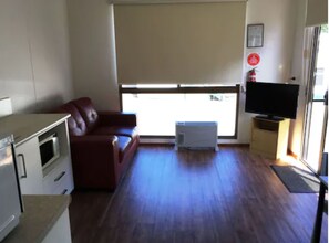Economy Studio Cabin - Double | Wohnbereich | LCD-Fernseher