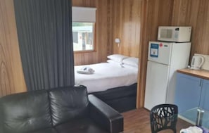 Economy Studio Cabin - Sleeps 6 | Individually decorated, individually furnished, blackout drapes - Discovery Parks - Mornington (Mornington)