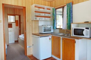 Economy-Ferienhütte (Sleeps 2) | Eigene Küche | Großer Kühlschrank, Mikrowelle, Wasserkocher mit Kaffee-/Teezubehör