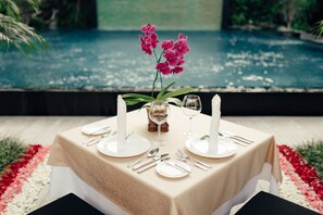 2 restauranter, der serverer morgenmad, frokost, aftensmad og brunch