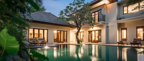 1 bedroom, Egyptian cotton sheets, premium bedding, down comforters